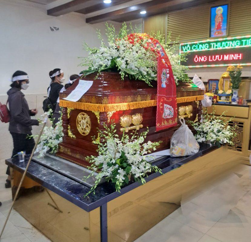 Hình ảnh tang lễ Chau Kim Sang: Lẻ loi 1 vòng hoa của Cindy Thái Tài