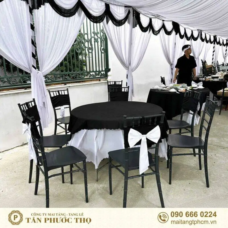bàn rạp mái che trang trọng trong dịch vụ tang lễ và dịch vụ mai táng