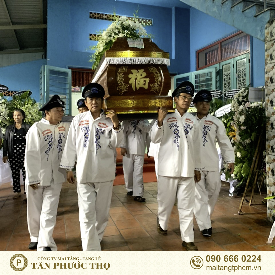 Đội công nhân khiêng hòm và tổ chức tang lễ tại nhà tang lễ chùa thới hòa