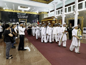 lễ di quan tại nhà tang lễ quốc gia phía nam nhà tang lễ bộ quốc phòng với Quan tài hỏa táng lớn trang trí quốc huy