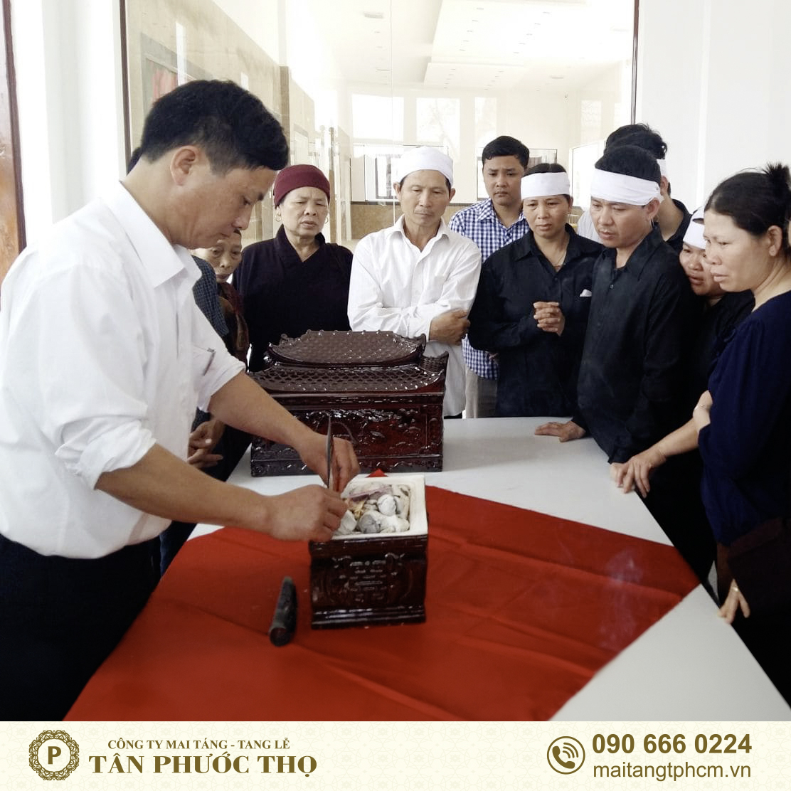quy trình Hỏa táng nguyên xương của nhân viên tang lễ và mai táng