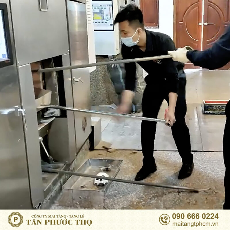 nhân viên tang lễ và mai táng lựa tro cốt và hài cốt khi Hỏa táng nguyên xương