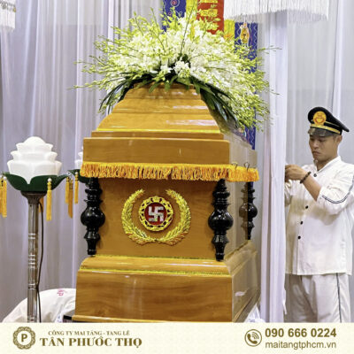 cận cảnh quan tài hòm gỗ danh mộc trai gói tang lễ mai táng cao cấp trang trọng