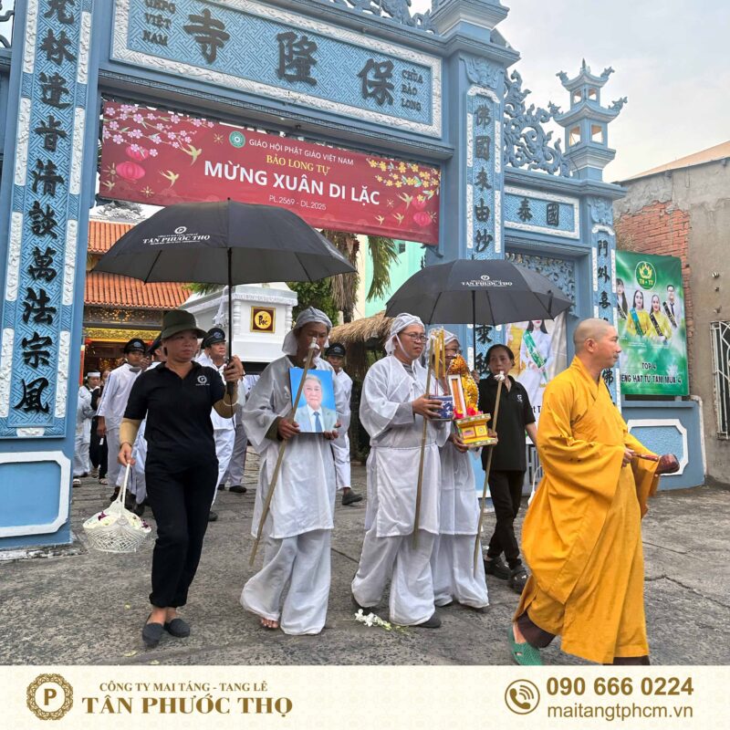 sư thầy tụng kinh tang lễ phật giáo trong lễ di quan tại nhà tang lễ chùa bảo long
