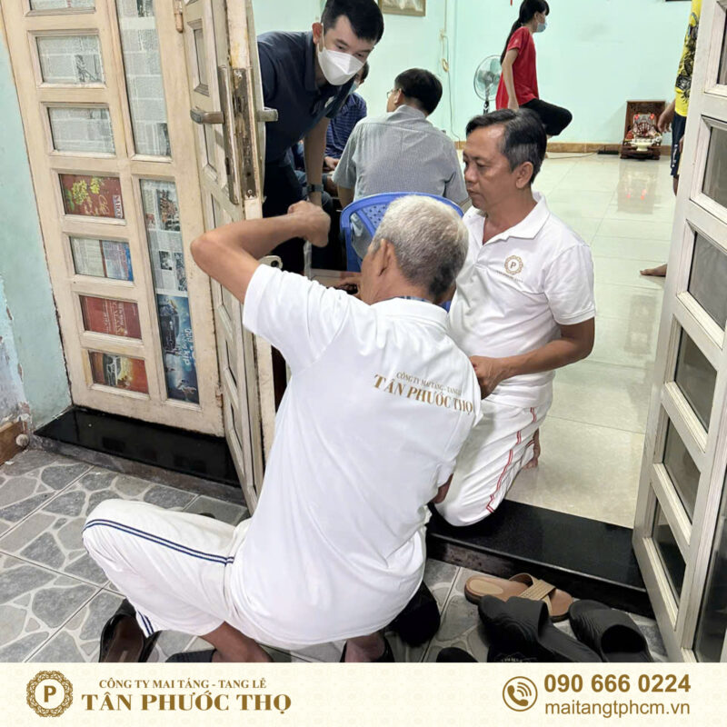 đội công nhân tang lễ dọn dẹp nhà cửa chuẩn bị cho tang lễ