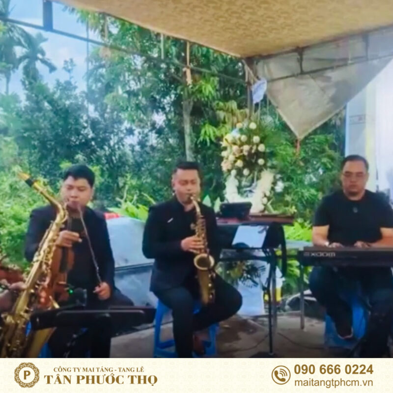 nhạc tang lễ hiện đại gồm piano, saxophone và violin