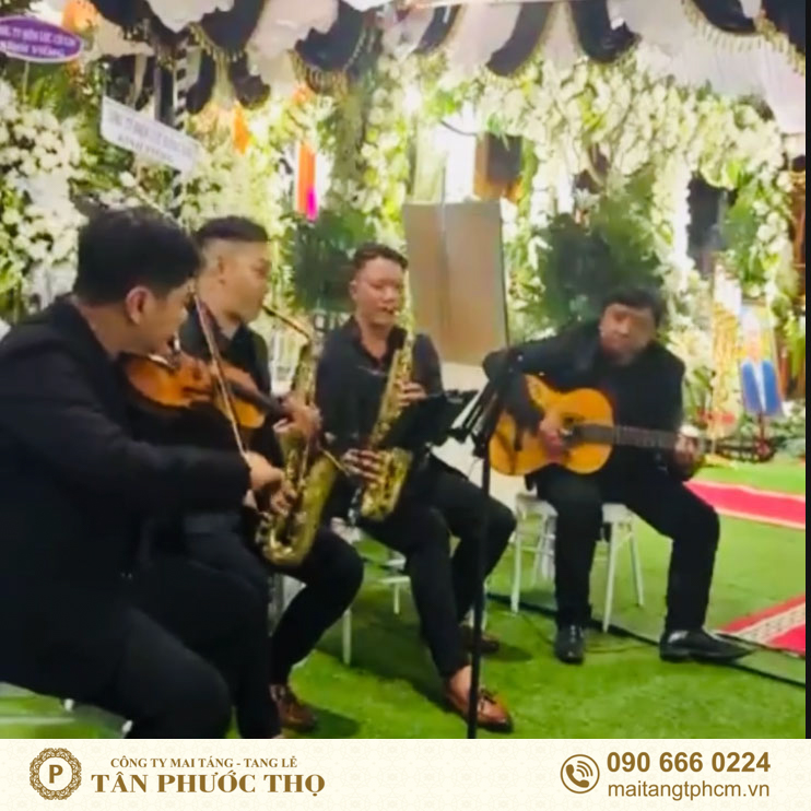 nhạc tang lễ hiện đại gồm violin saxophone và guitar