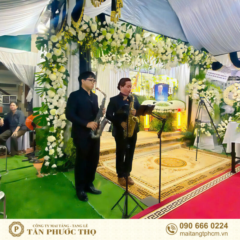 hai nhạc công nhạc tang lễ hiện đaị đang chơi kèn saxophone