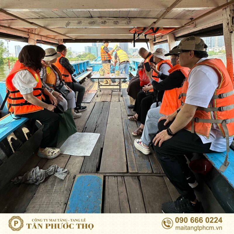 bên trong ghe lớn rải tro cốt