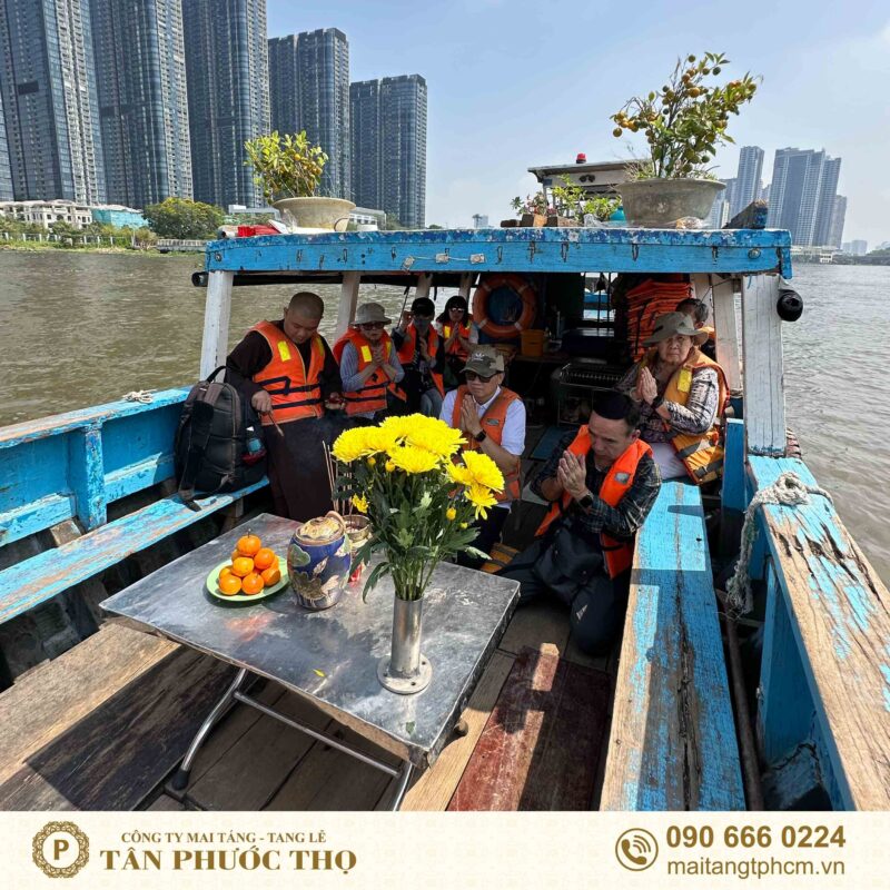 Tàu rải tro cốt