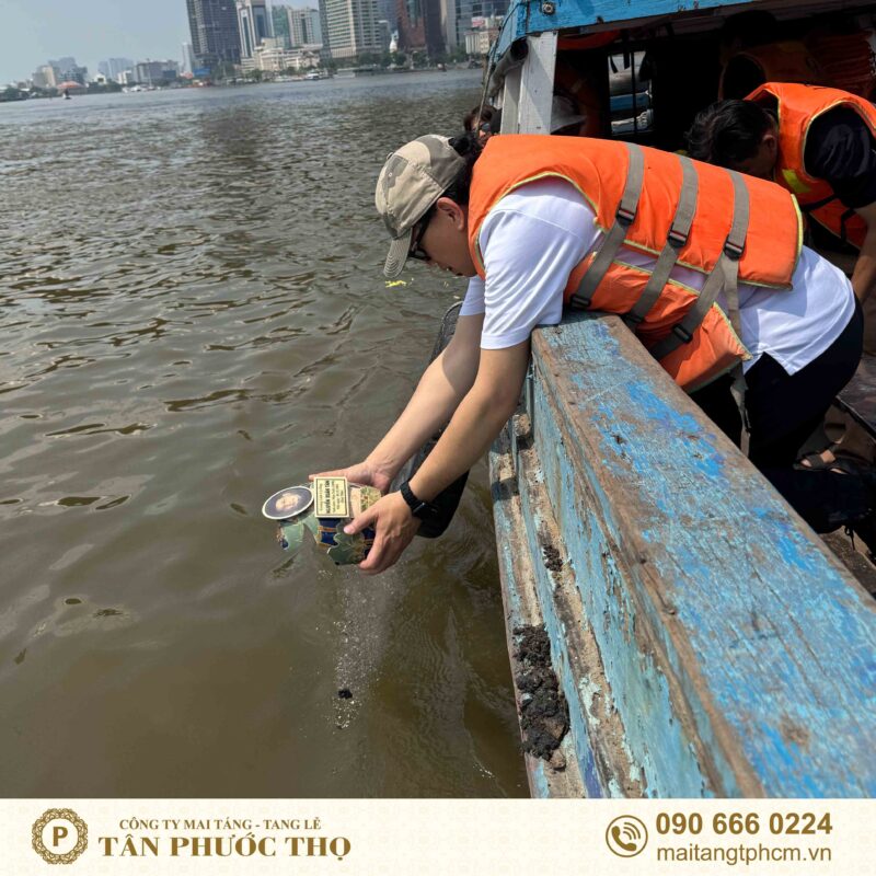 nghi thức rải tro cốt