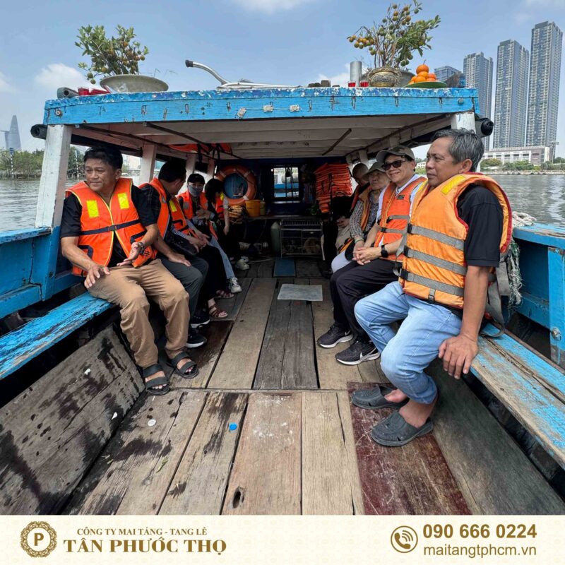 Đội hình rải tro cốt