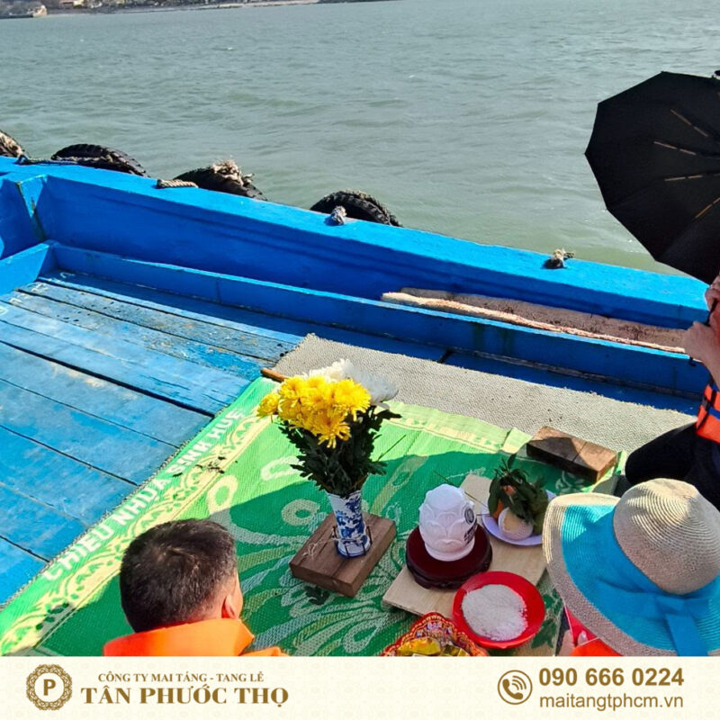 tro cốt và đồ cúng được chuẩn bị cho việc rải tro cốt