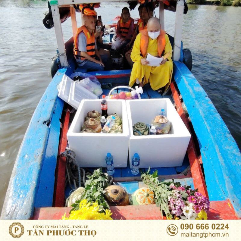 Sư thầy tụng kinh trong lễ rải tro cốt trong khi làm dịch vụ tang lễ