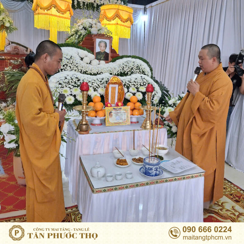 thầy làm lễ trong chương trình tang lễ trọn gói