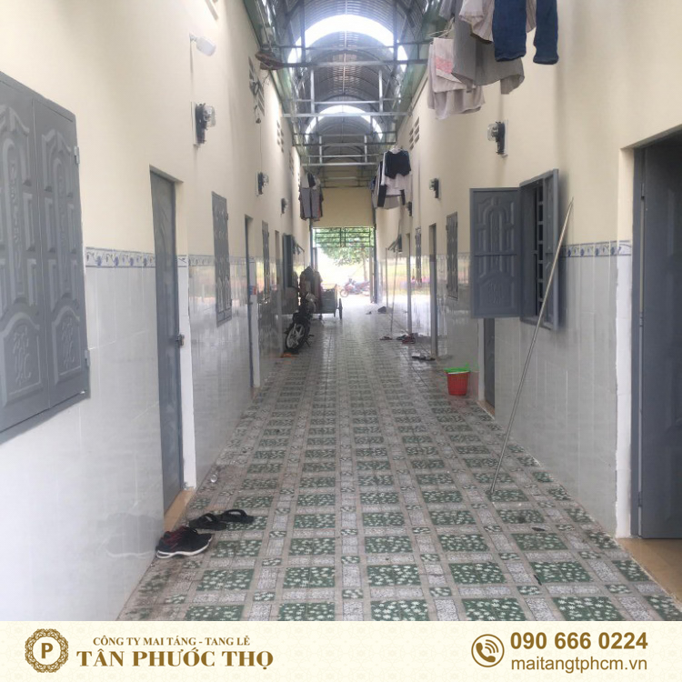 nhà trọ có lối đi hẹp là 3. Lối đi hẹp, khó di quan là hạn chế của dịch vụ tang lễ trọn gói tại nhà trọ Các khu nhà trọ thường nằm sâu trong các con hẻm nhỏ ngoằn ngoèo hoặc trên các tầng lầu có cầu thang bộ rất hẹp và dốc. Điều kiện địa hình này khiến xe tang chuyên dụng không thể tiếp cận tận nơi, buộc gia đình phải khiêng quan tài một quãng đường xa rất vất vả. Trong nhiều trường hợp, kích thước cầu thang quá nhỏ khiến việc đưa quan tài ra vào gần như là "nhiệm vụ bất khả thi", gây rủi ro mất an toàn rất cao. Đây là hạn chế của dịch vụ tang lễ trọn gói tại nhà trọ gây trở ngại lớn nhất cho khâu hậu cần.