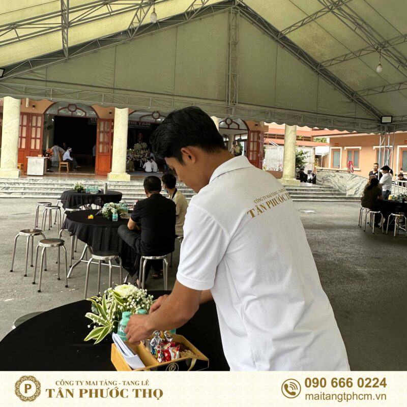 nhân viên phục vụ chuẩn bị vật phẩm tang lễ trong dịch vụ tang lễ